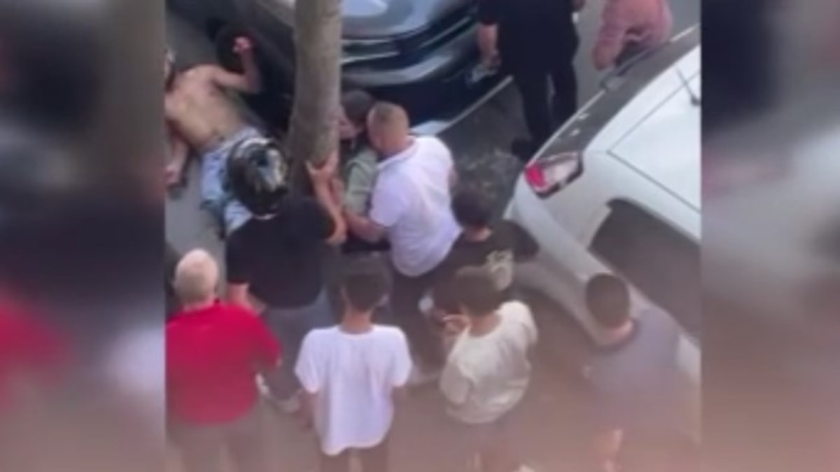 Küçükçekmece’de kaldırımda yürüyen adama bıçaklı saldırı