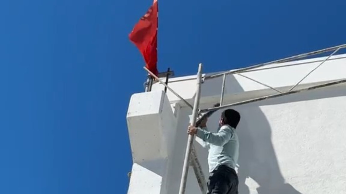 Nevşehir'de Türk bayrağını düzeltmek için 10 metre tırmandı