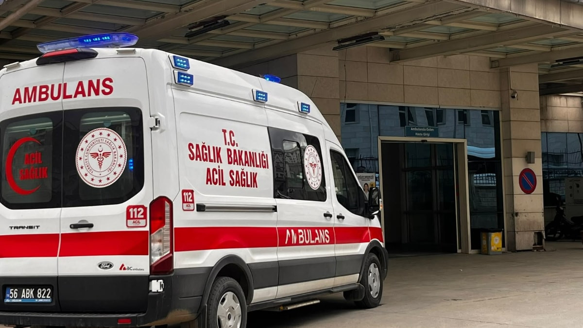 Siirt'te tarım aracı tarlaya giderken devrildi