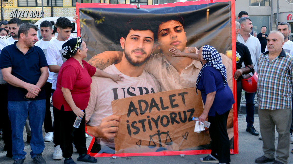 Adana'da alkollü sürücü kurbanı gençlerin aileleri: Adalet istiyoruz