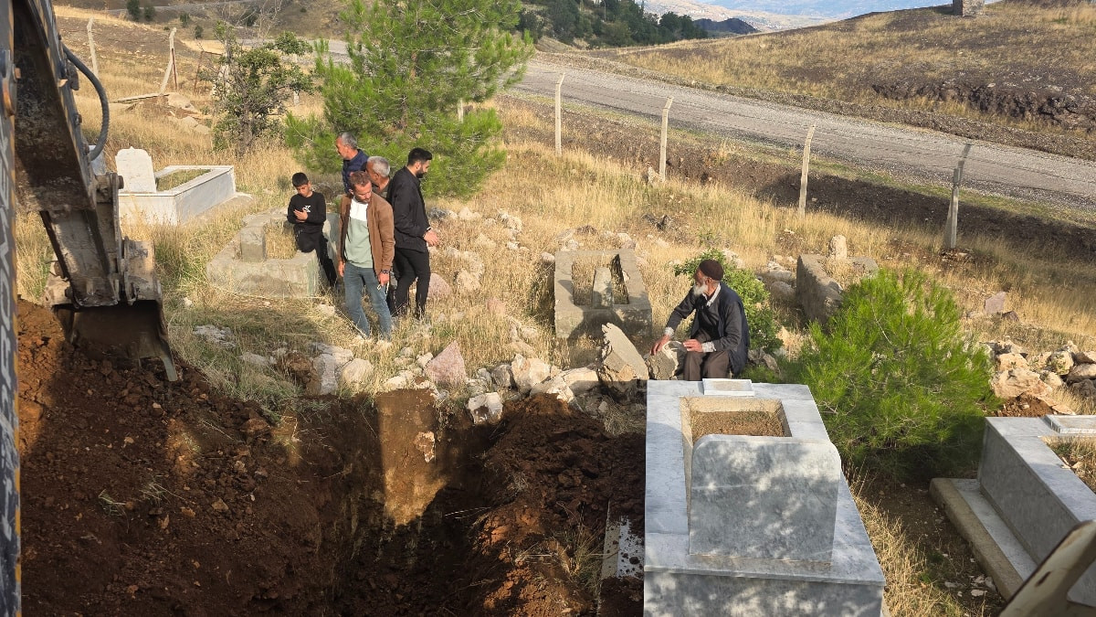 Adıyaman'da eşi ve kendisi için mezar kazdı