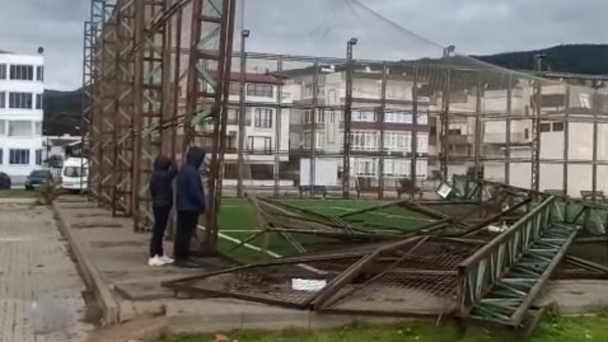 Bursa’da şiddetli fırtına halı saha direklerini yıktı