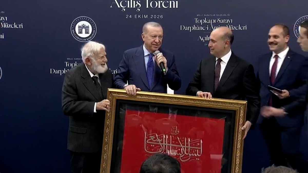 Cumhurbaşkanı Erdoğan’a Necm Suresi’nin 39. ayetinin yer aldığı sancak takdim edildi