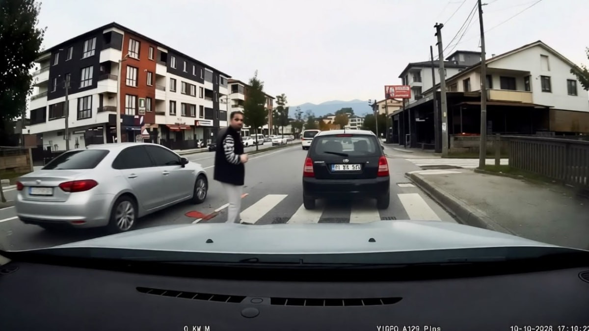 Eskişehir'de yayaya yol veren kadın sürücünün önünü kesip hakaret etti