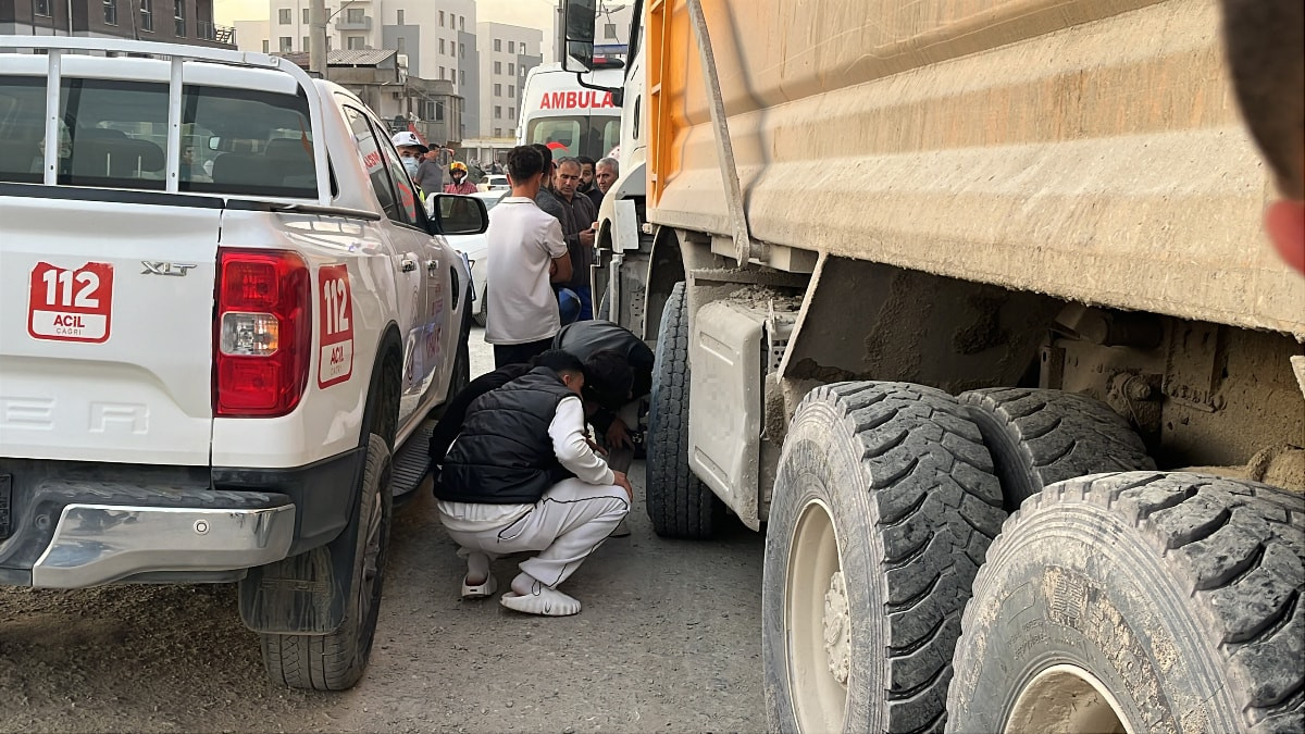 Hatay'da motosiklet sürücüsünün öldüğü kazada meraklı kalabalık dikkat çekti