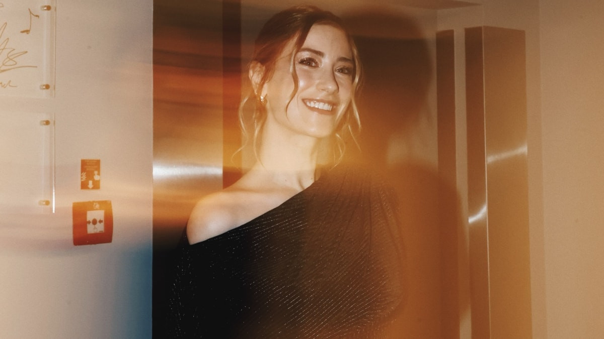 Hazal Kaya’dan duygusal paylaşım! 12 yıllık dostuna veda etti