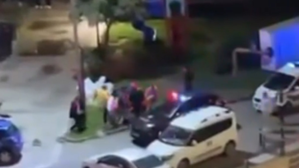 İstanbul'da bıçaklı kavgada yaralanan 2 kişi hastaneye kaldırıldı
