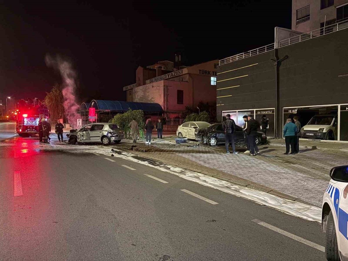 Kayseri Melikgazi'de otomobil 3 araca çarpıp alev aldı, 2 kişi yaralandı