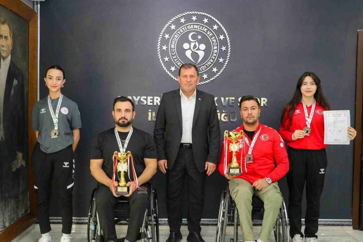 Kayserili Hale Derya Eroğlu, Mersin'de Türkiye rekorunu yenileyerek şampiyon oldu