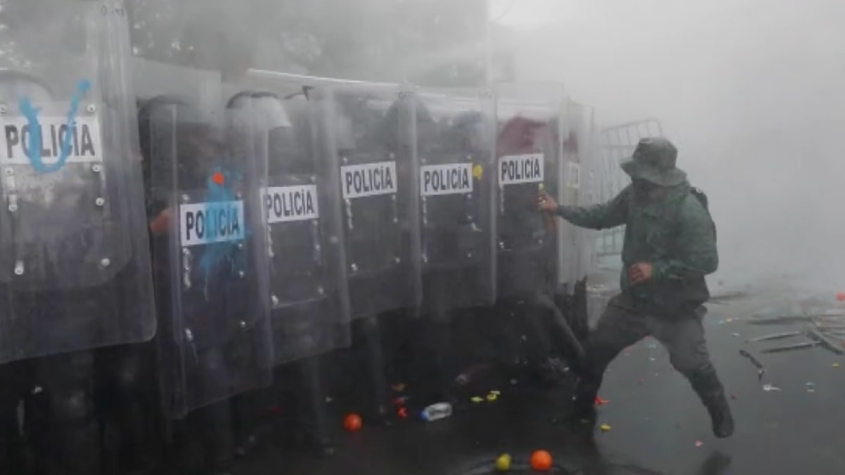 Meksika'da 'temiz içme suyu' protestoları: Polisle çatıştılar
