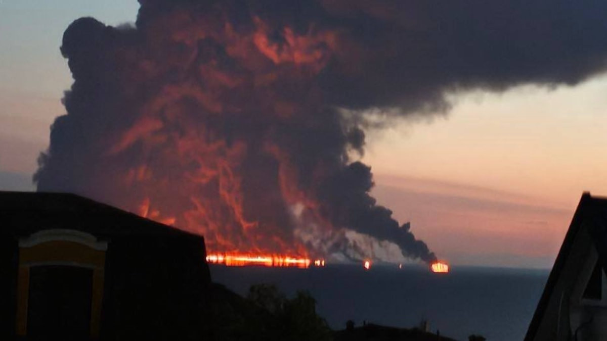 Rusya'nın Karadeniz liman kenti Soçi'de bulunan tankerde yangın çıktı