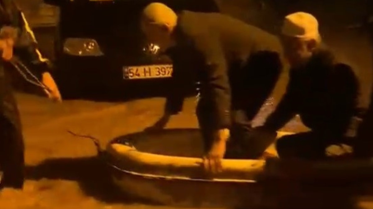 Sakarya'da su basan mahallede camide mahsur kalan imam ve cemaat botla kurtarıldı